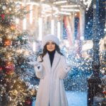 Zarifa Mgoyan Instagram - Сегодня Рождественский сочельник, и знаете, говорят молитвы произнесенные в канун Рождества обладают особенной силой.🙏🏼✨ Я в это очень верю. Добру быть✨ Обнимаю каждого из вас🫂 На фото я в объективе невероятной Дарьи Булавиной @bulavina❤️ И все, кто спрашивал и писал про мой нежный образ, делюсь - шубка от Галы Хачатуровой @galakhachaturova 🤍