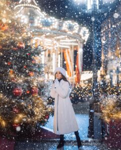 Zarifa Mgoyan Instagram - Сегодня Рождественский сочельник, и знаете, говорят молитвы произнесенные в канун Рождества обладают особенной силой.🙏🏼✨ Я в это очень верю. Добру быть✨ Обнимаю каждого из вас🫂 На фото я в объективе невероятной Дарьи Булавиной @bulavina❤️ И все, кто спрашивал и писал про мой нежный образ, делюсь - шубка от Галы Хачатуровой @galakhachaturova 🤍