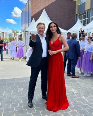 Zarifa Mgoyan Instagram - Вместе с моим дорогим другом Дмитрием Харатьяном поздравили всех с Днем Ленинградской области.💫
Многие знают, я с рождения до 14 лет жила в городе Отрадное Кировского района. Это прекрасный зеленый городок в Лен. области на берегу Невы.

Театрализованный концерт состоялся в городе Тосно, с которым меня тоже многое связывает, ведь именно здесь родился мой брат.❤️ 
Я была искренне рада разделить праздник со всеми жителями Ленинградской области.

Мы получили невероятные эмоции.😍

С удовольствием делюсь с вами некоторыми фрагментами этого дня.

Спасибо жителям и организаторам за теплый прием. До скорых встреч.
Ваша Зара❤️