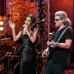 Zarifa Mgoyan Instagram - Новый год это еще и время непредсказуемых музыкальных тандемов.💫 До встречи на голубых экранах в новогоднюю ночь, дорогие мои✨ Как думаете, какую песню мы исполнили с Сергеем Галаниным?🧐 #квартирникуМаргулиса #СергейГаланин 🎥: @natali.l.foto