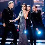 Zarifa Mgoyan Instagram - Дорогие мои, после концерта прошло 3 недели, а эмоции до сих пор не отпускают. Столько людей ко мне подходят и говорят о том, что вечер был волшебным. Особенно запомнились мои концертные костюмы и это так приятно, ведь они были выбраны не случайно.☺️ Мой концерт состоял из 4 блоков = 4 грани любви. 🤍 Белый - о добром, светлом, вдохновляющем чувстве. Честно скажу🙈, это платье мы создали в самый последний момент с моей дорогой и любимой подругой @elisoeli 🖤 Черный - драматичный. Здесь хотелось лаконичный наряд, отражающий всю глубину переживаний, но все же с белым элементом, как символом надежды. С этой задачей как всегда великолепно справилась моя @elisoeli 💛 Золотой - Восток. Обращение к своим корням, к истории своего народа. И здесь не могло быть иное платье, кроме как творение любимого маэстро Валентина Юдашкина. Невероятное золотое платье расшитое вручную от @valentinyudashkin_official Благодарю за это произведение искусства.🙏🏻❤️‍🔥 🩶 Сияние - Переход в эстрадный блок, ассоциирующийся с мегаполисом. Сверкающее как путеводная звезда в ночном небе платье, направляющее нас своим светом к следующему блоку этого вечера💫 Создатель @elisoeli ❤️ Красный - вдохновляющий, динамичный, яркий. И конечно красное торжественное платье, как символ любви. Автор @elisoeli Какой из образов вам наиболее понравился? Белый🤍 Черный🖤 Золотой💛 Серебряный🩶 Красный❤️
