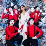 Zarifa Mgoyan Instagram - Дорогие мои, настало время проводить уходящий 2023 год… мой юбилейный, ставший для меня во многом особенным, богатым на творческие события.✨ Прежде всего это, конечно, выход моего этнического альбома на курдском языке. Я шла к нему много лет, собирая материал по крупицам. В разных уголках мира находила встречала участников своей команды для того, чтобы создать по-настоящему цельный музыкальный альбом на древнем языке моего народа. И как же я благодарна видеть, что он нашел отклик у людей разных национальностей и культур. В ноябре прошел мой долгожданный юбилейный сольный концерт в Крокус Сити Холле. Как же было ценно чувствовать вашу поддержку. Мне всегда так приятно видеть вас в зале. Спасибо каждому за то тепло, которое исходит от вас. Это мотивирует еще больше творить, создавать, развиваться! Весь год был богат на музыкальные премьеры. Очень хочу, чтобы в новом году мне удавалась точно так же радовать вас новыми композициями. Ровно как и год назад я получаю большое число писем от матерей, жен, дочек наших ребят, защищающих границы родины. Всем сердцем я желаю им возвращения домой живыми и невредимыми. Знаю, как порой мои песни помогают женщинам справляться с тяжелым грузом эмоций и переживанием. Берегите друг друга!🙏🏻 Обнимаю, ваша Зара❤️ Dress: @valentinyudashkin_official