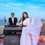 Zarifa Mgoyan Instagram – Değerli sanatçı dostum Zara ile bir araya gelerek, “Ez Kevokim” adlı bu muhteşem eseri sizler için yeniden yorumladık. Bir dönemin gizemli ezgisi, çağdaş bir solukla tekrar hayat buluyor! 

“Ez Kevokim” yakında tüm dijital platformlarda sizlerle.🎶

Em bi hevala xwe ya hêja hunermend Zara re hatin cem hev û ev berhema bi heybet a bi navê “Ez Kevokim” ji nû ve ji we re me şîrove kir. Melodiya razdar a serdemekê bi hilmek nûjen ji nû ve zindî dibe!

“Ez Kevokim” dê di demek nêzîk de li ser hemî platformên dîjîtal peyda bibe🎶

Müzik insanlığın tek evrensel dilidir! Çevrilmesine gerek yok, ruhtan ruha konuşuyor. Barış ve sevinç getirir.🕊️

Muzîk tenê zimanê gerdûnî yê mirovahiyê ye! Ne hewce ye ku were wergerandin, ji can û rih dipeyive.
Aşitî û şahiyê tîne.🕊️

Музыка — единственный универсальный язык человечества! Его не надо переводить, на нём душа говорит с душой.
Она дарит мир и радость🕊️

#MrDossoDossi #ZaraMusic #EzKevokim