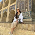 Zarifa Mgoyan Instagram - Дорогие мои, привет вам из солнечной Бухары!💛🇺🇿 Как же здесь красиво, вкусно, столько достопримечательностей: Цитадель Арк Минарет Калон Архитектурный ансамбль Пои-Калян Бухарский зиндан Медресе Улугбека Медресе Абдулазиз-хана Мавзолей Саманидов и др.. А какие гостеприимные жители.🙏🏻❤️ Ну а мы держим путь в Самарканд☺️