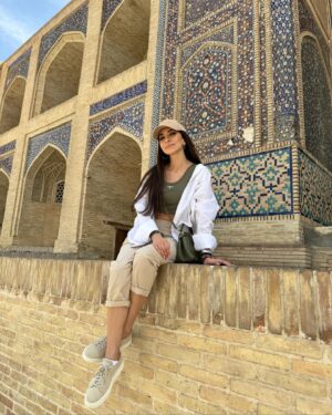 Zarifa Mgoyan Instagram - Дорогие мои, привет вам из солнечной Бухары!💛🇺🇿 
Как же здесь красиво, вкусно, столько достопримечательностей:
Цитадель Арк
Минарет Калон 
Архитектурный ансамбль Пои-Калян
Бухарский зиндан
Медресе Улугбека
Медресе Абдулазиз-хана
Мавзолей Саманидов и др..
А какие гостеприимные жители.🙏🏻❤️

Ну а мы держим путь в Самарканд☺️