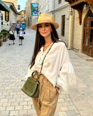 Zarifa Mgoyan Instagram - Дорогие мои, привет вам из солнечной Бухары!💛🇺🇿 
Как же здесь красиво, вкусно, столько достопримечательностей:
Цитадель Арк
Минарет Калон 
Архитектурный ансамбль Пои-Калян
Бухарский зиндан
Медресе Улугбека
Медресе Абдулазиз-хана
Мавзолей Саманидов и др..
А какие гостеприимные жители.🙏🏻❤️

Ну а мы держим путь в Самарканд☺️