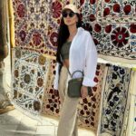 Zarifa Mgoyan Instagram - Дорогие мои, привет вам из солнечной Бухары!💛🇺🇿 Как же здесь красиво, вкусно, столько достопримечательностей: Цитадель Арк Минарет Калон Архитектурный ансамбль Пои-Калян Бухарский зиндан Медресе Улугбека Медресе Абдулазиз-хана Мавзолей Саманидов и др.. А какие гостеприимные жители.🙏🏻❤️ Ну а мы держим путь в Самарканд☺️
