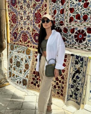 Zarifa Mgoyan Instagram - Дорогие мои, привет вам из солнечной Бухары!💛🇺🇿 
Как же здесь красиво, вкусно, столько достопримечательностей:
Цитадель Арк
Минарет Калон 
Архитектурный ансамбль Пои-Калян
Бухарский зиндан
Медресе Улугбека
Медресе Абдулазиз-хана
Мавзолей Саманидов и др..
А какие гостеприимные жители.🙏🏻❤️

Ну а мы держим путь в Самарканд☺️