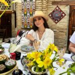Zarifa Mgoyan Instagram - Дорогие мои, привет вам из солнечной Бухары!💛🇺🇿 Как же здесь красиво, вкусно, столько достопримечательностей: Цитадель Арк Минарет Калон Архитектурный ансамбль Пои-Калян Бухарский зиндан Медресе Улугбека Медресе Абдулазиз-хана Мавзолей Саманидов и др.. А какие гостеприимные жители.🙏🏻❤️ Ну а мы держим путь в Самарканд☺️