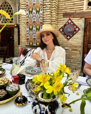 Zarifa Mgoyan Instagram - Дорогие мои, привет вам из солнечной Бухары!💛🇺🇿 
Как же здесь красиво, вкусно, столько достопримечательностей:
Цитадель Арк
Минарет Калон 
Архитектурный ансамбль Пои-Калян
Бухарский зиндан
Медресе Улугбека
Медресе Абдулазиз-хана
Мавзолей Саманидов и др..
А какие гостеприимные жители.🙏🏻❤️

Ну а мы держим путь в Самарканд☺️