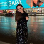 Zarifa Mgoyan Instagram - Мои дорогие, я и мой новый трек на кинотеатре Октябрь!😌 Слушайте «Идеальный шторм» в идеальном HiFi-качестве в приложении Звук💙