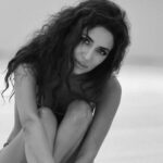 Zarifa Mgoyan Instagram – Дорогие мои, если я пропадаю на несколько дней с соц. сетей, не переживайте☺️ У меня все хорошо.
Я сейчас провожу много времени на студии, готовлюсь к сольным концертам в Минске и Санкт-Петербурге.🤍

А как хочется к морю🙈 Пока не знаю когда будет такая возможность.

Ч/б или цвет?☺️