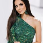 Zarifa Mgoyan Instagram - Дорогие мои, уже который год я являюсь частью фестиваля «Звезды Востока»💫 И в этом году выступать тут было особенно приятно и волнительно☺️ Ведь именно на радио Восток FM я презентовала мой этнический альбом «Klama Dile Min», а на фестивале исполнила песню “Keyne” на курдском языке❤️‍🔥 Известно, что музыка не имеет границ, и что чувствуем мы ее сердцем🙏🏻❤️ Огромное спасибо организаторам за этот праздник музыки @vostokfm✨ Кстати, как вам мой образ для этого выступления?☺️💚 Dress: @elisoeli Make up artist: @rusinovaart Photo: @lubashemetova