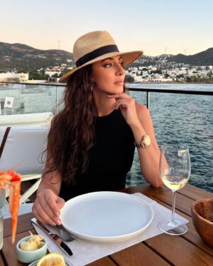 Zarifa Mgoyan Instagram - 3 дня перезагрузки перед концертами❤️🌊