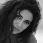 Zarifa Mgoyan Instagram – Дорогие мои, если я пропадаю на несколько дней с соц. сетей, не переживайте☺️ У меня все хорошо.
Я сейчас провожу много времени на студии, готовлюсь к сольным концертам в Минске и Санкт-Петербурге.🤍

А как хочется к морю🙈 Пока не знаю когда будет такая возможность.

Ч/б или цвет?☺️
