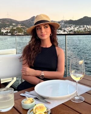 Zarifa Mgoyan Instagram - 3 дня перезагрузки перед концертами❤️🌊
