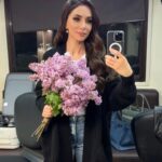 Zarifa Mgoyan Instagram – Сирень в апреле💜
А аромаат!😌

Как прошла ваша суббота, дорогие?
Съемочный день закончен, еду домой.☺️