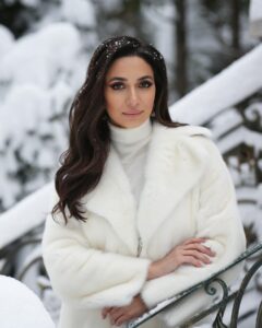 Zarifa Mgoyan Instagram - Москвичи, как вы? В столицу пришел снежный циклон «Ваня» и принес рекордное количество снега🙈🤍 В городе ожидаются 10 бальные пробки, но какая же красота в парках и за городом😍