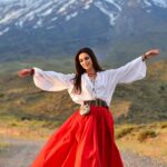 Zarifa Mgoyan Instagram - Какая песня у вас ассоциируется с летом 2023? Я поняла, что для меня это не одна композиция, а весь мой этнический альбом. Так много мест этим летом, где я исполнила свои курдские песни и как много еще впереди. Давайте вместе окунемся в мир этники, почувствуем свободу песни “Keynê” еще раз❤️‍🔥 #KlamaDilêMin #EthnicAlbum #Keynê