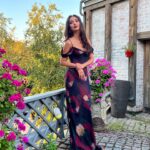 Zarifa Mgoyan Instagram – Впереди концерты с трудной логистикой, пожелайте мне удачи🍀

А вчера такая красивая💃🏻💄😉 я была на дне рождения своей самой близкой подруги, моей Галины❤️

Какое фото вам нравится 1, 2, 3, 4, 5?☺️

Великолепное платье на мне от @blue_ocean_moscow