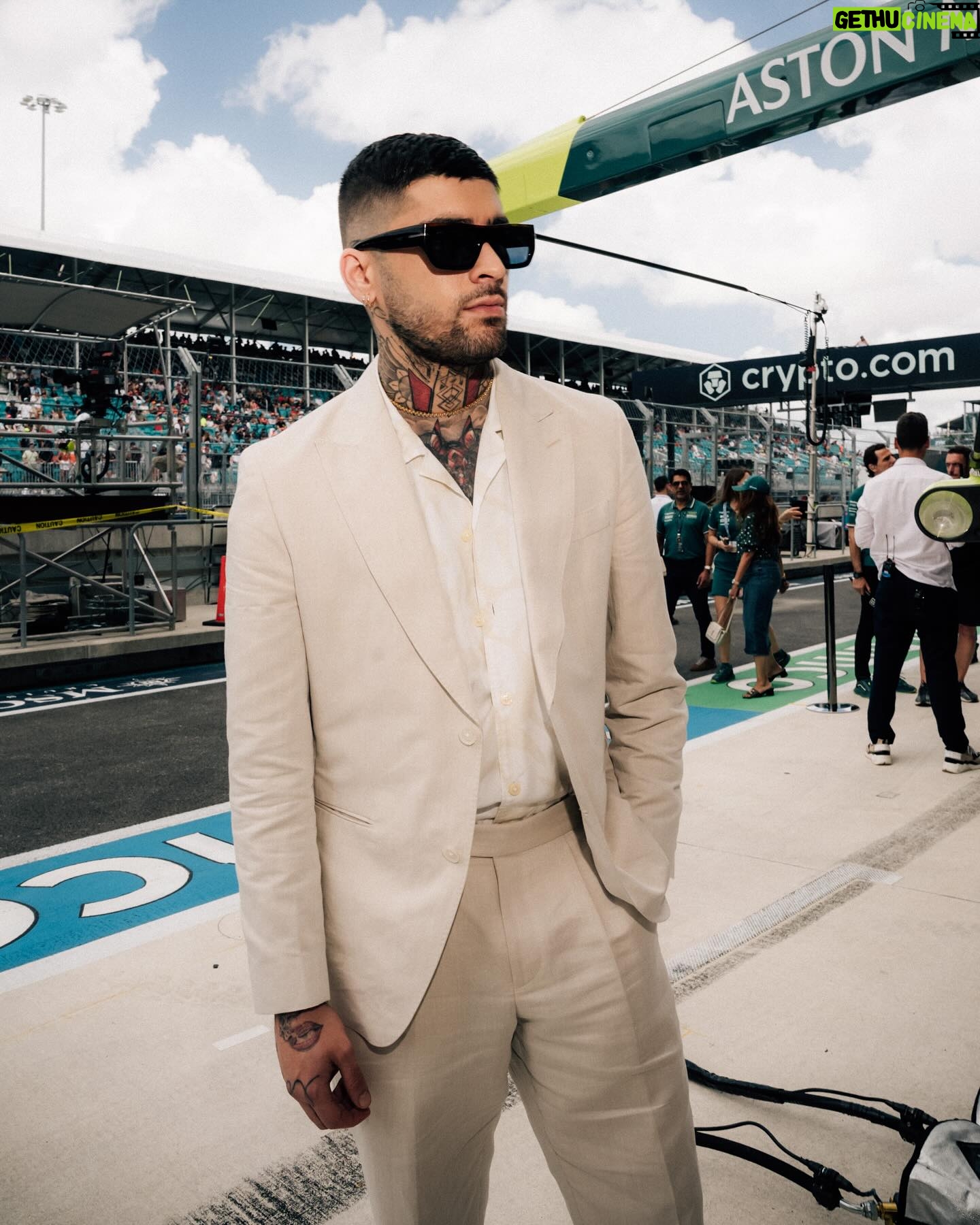 Zayn Malik Instagram - Bringing BOSS style to the paddock: #ZaynMalik links up with #FernandoAlonso and the Aston Martin F1 Team on race day in Miami #BeYourOwnBOSS