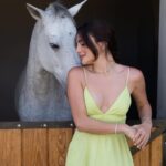 Zehra Yılmaz Instagram - İlişkimizin gelişimi için kaydırını 🙈➡️ 1. Senin bana gönlün var gibi gibi 2. Gözlerin kal der gibi gibi 3. Yüzüme karşı git diyorsun ama
