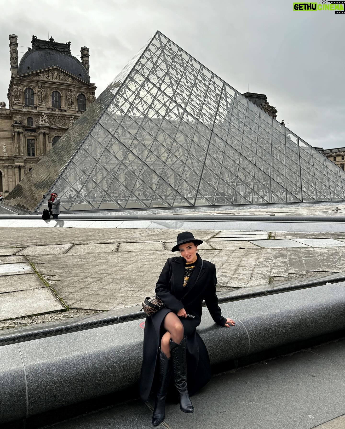 Zehra Yılmaz Instagram - “Cher Paris ! Je sais que notre Histoire d’Amour ne fait que commencer !” ❤️