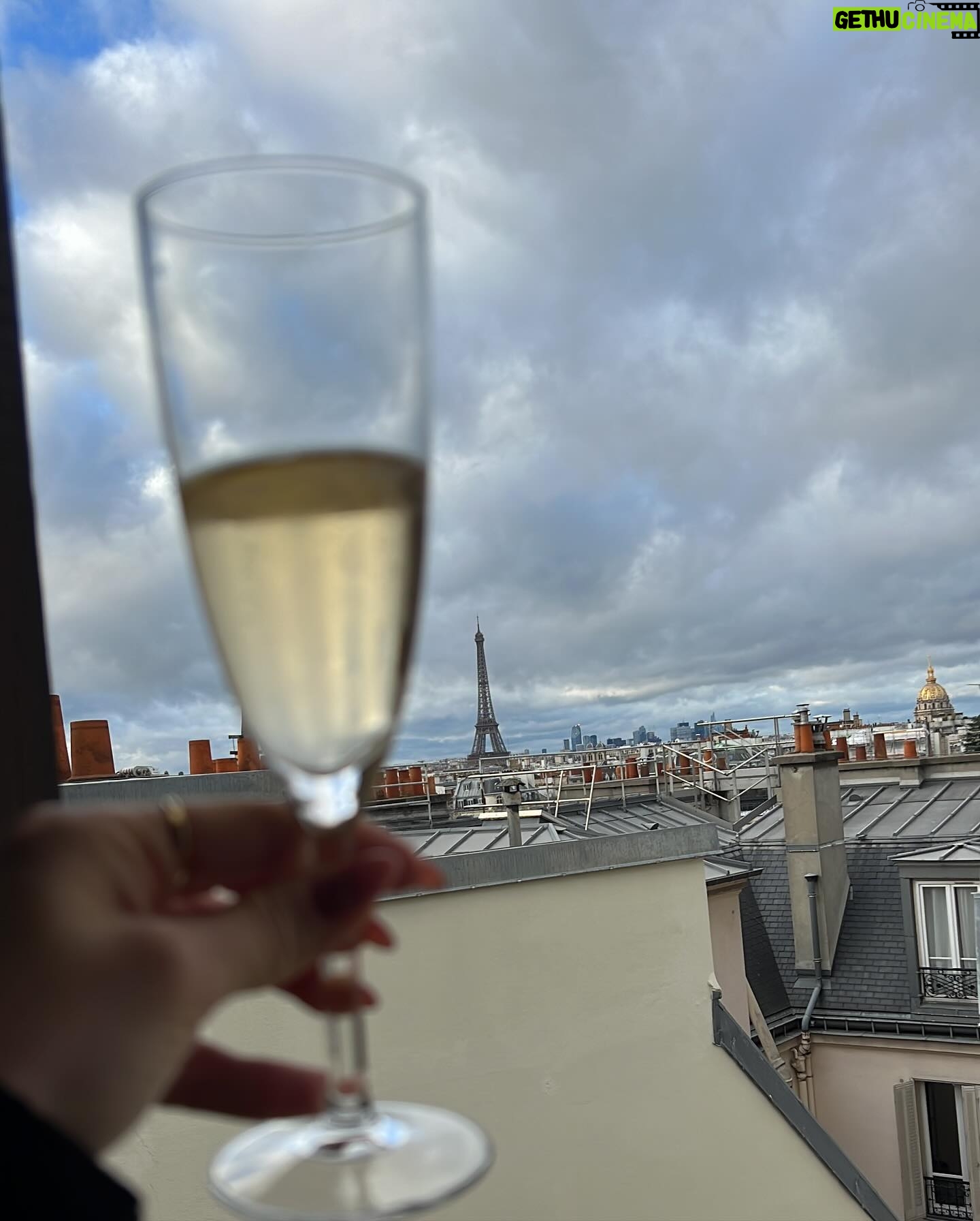 Zehra Yılmaz Instagram - “Cher Paris ! Je sais que notre Histoire d’Amour ne fait que commencer !” ❤️