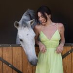 Zehra Yılmaz Instagram - İlişkimizin gelişimi için kaydırını 🙈➡️ 1. Senin bana gönlün var gibi gibi 2. Gözlerin kal der gibi gibi 3. Yüzüme karşı git diyorsun ama