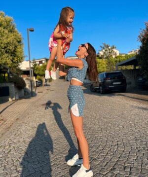 Zehra Yılmaz Instagram - Bayram ve şekeri 🍭 
şekeri için kaydırın 🫠
📸: @gkale