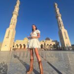 Zehra Yılmaz Instagram - Al Mina Mosque 🕌 📷: @gulperr 🌹 #hurgada #egypt #travel #alminamosque #alminamosquehurghada #hurghadamarina