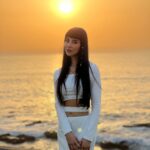 Zeina Makki Instagram - على أمل انّو يصير كوكب الأرض مكان أجمل كل سنة و انتو طيبين 🌻🤍