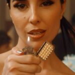 Zeina Makki Instagram - ما تفَكِّر إنّو لعيونَك يمكن اشتاق صدّقني أنا قلبي قاسي بيحمُل الفراق 🎙️❤️‍🔥 LINK IN BIO