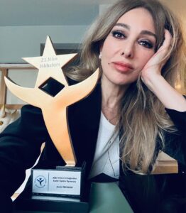 Zerrin Tekindor Instagram - Yıldız Teknik Üniversitesi öğrencilerine bu şahane ödül için çok teşekkür ederim. Çok mutlu oldum. @yildizik @yildizedu