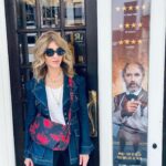 Zerrin Tekindor Instagram – Dün akşam Harold Pinter Theatre’da #StephenBrown’un yazdığı, #TomMorris’in yönettiği #DrSemmelweis adlı oyunu seyrettim. 1800’lerde yaşamış bir bilim insanı ve hekim olan ve el yıkamanın doğum sırasında ve ameliyatlarda en önemli şey olduğunu bas bas bağıran ama diğer doktorların umursamadığı Ignaz Semmelweis’ın hikayesi anlatılıyor oyunda. #MarkRylance yine her zamanki gibi sinir bozucu iyi oynuyor. Tiyatroyla baleyi birleştirmişler; birçok sahne replikle değil baleyle anlatıldı. Ve konservatuvarın ilk senesinde yaptığımız mimik derslerini hatırladım; bütün doğum sahneleri, bebekler, ameliyatlar hep mimikti. Çok enteresandı.
@haroldpintertheatre @semmelweisldn