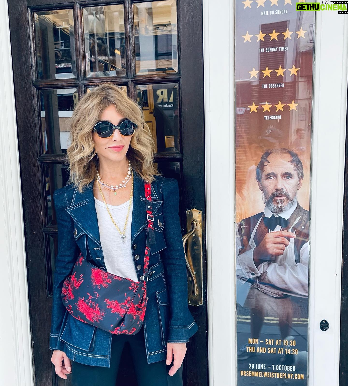 Zerrin Tekindor Instagram - Dün akşam Harold Pinter Theatre’da #StephenBrown’un yazdığı, #TomMorris’in yönettiği #DrSemmelweis adlı oyunu seyrettim. 1800’lerde yaşamış bir bilim insanı ve hekim olan ve el yıkamanın doğum sırasında ve ameliyatlarda en önemli şey olduğunu bas bas bağıran ama diğer doktorların umursamadığı Ignaz Semmelweis’ın hikayesi anlatılıyor oyunda. #MarkRylance yine her zamanki gibi sinir bozucu iyi oynuyor. Tiyatroyla baleyi birleştirmişler; birçok sahne replikle değil baleyle anlatıldı. Ve konservatuvarın ilk senesinde yaptığımız mimik derslerini hatırladım; bütün doğum sahneleri, bebekler, ameliyatlar hep mimikti. Çok enteresandı. @haroldpintertheatre @semmelweisldn