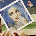 Zerrin Tekindor Instagram – Merhaba 😊 Yaptığım resim “Portrait of Giuditta Mancia” 75 adet print olarak hazırlandı. Hepsi numaralı ve imzalı. 22.5×22.5cm. Bilgi almak isteyenler @ztpetitegalerie’ye mesaj gönderebilir. 🙋🏼‍♀️
——
Hi ☺️ I’m pleased to announce the release of a new limited edition print titled “Portrait of Giuditta Mancia”. Each print is signed and numbered. 22.5×22.5cm. Edition of 75.
DM @ztpetitegalerie for more information. 🙋🏼‍♀️