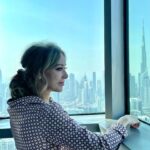 Zerrin Tekindor Instagram - Dubai’de Queen Elizabeth 2 gemisinin içindeki Theatre by QE2 sahnesinde oynadığımız #Toz’un iki temsili de harika geçti. Seyretmeye gelen seyircilerimize çok teşekkür ederiz. @tozoyunofficial ekibi olarak çok zevkli, harika bir otelde kaldık. 100. Yıl pastası bile vardı odalarımızda. Bizi ağırlayan Yahya Alkan ve @slsdubai ekibine çok teşekkür ederiz. #dubai #tozdubai #slsdubai #theatrebyqe2