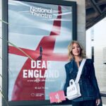 Zerrin Tekindor Instagram – Bugün @nationaltheatre’da #JamesGraham’ın yazdığı, #RupertGoold’un yönettiği #DearEngland oyununu seyrettik. Rejisi, dekor tasarımı (@esdevlin), oyunculuğu kusursuzdu bana göre. Bütün kast şahaneydi ama İngiltere milli futbol takımının antrenörü #GarethSouthgate’i oynayan #JosephFiennes ve #HarryKane’i oynayan #WillClose muhteşemdi. Çok farklı bir oyundu, uzun zamandır bu kadar değişik bir prodüksiyon seyretmemiştim. Bir penaltı sahnesi vardı, bütün seyirciler olarak heyecandan öldük. Tiyatro ne şahane bir şey.
#nationaltheatre