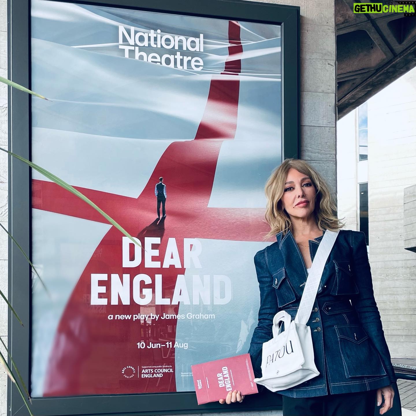 Zerrin Tekindor Instagram - Bugün @nationaltheatre’da #JamesGraham’ın yazdığı, #RupertGoold’un yönettiği #DearEngland oyununu seyrettik. Rejisi, dekor tasarımı (@esdevlin), oyunculuğu kusursuzdu bana göre. Bütün kast şahaneydi ama İngiltere milli futbol takımının antrenörü #GarethSouthgate’i oynayan #JosephFiennes ve #HarryKane’i oynayan #WillClose muhteşemdi. Çok farklı bir oyundu, uzun zamandır bu kadar değişik bir prodüksiyon seyretmemiştim. Bir penaltı sahnesi vardı, bütün seyirciler olarak heyecandan öldük. Tiyatro ne şahane bir şey. #nationaltheatre