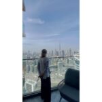 Zerrin Tekindor Instagram - Dubai’de Queen Elizabeth 2 gemisinin içindeki Theatre by QE2 sahnesinde oynadığımız #Toz’un iki temsili de harika geçti. Seyretmeye gelen seyircilerimize çok teşekkür ederiz. @tozoyunofficial ekibi olarak çok zevkli, harika bir otelde kaldık. 100. Yıl pastası bile vardı odalarımızda. Bizi ağırlayan Yahya Alkan ve @slsdubai ekibine çok teşekkür ederiz. #dubai #tozdubai #slsdubai #theatrebyqe2