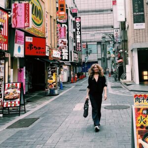 Zerrin Tekindor Instagram - Gördüğüm en kalabalık, en karışık, en rahat, en huzurlu, en güler yüzlü, en iyi kalpli şehir… #tokyo 🇯🇵