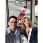 Zerrin Tekindor Instagram – Bugün @nationaltheatre’da #JamesGraham’ın yazdığı, #RupertGoold’un yönettiği #DearEngland oyununu seyrettik. Rejisi, dekor tasarımı (@esdevlin), oyunculuğu kusursuzdu bana göre. Bütün kast şahaneydi ama İngiltere milli futbol takımının antrenörü #GarethSouthgate’i oynayan #JosephFiennes ve #HarryKane’i oynayan #WillClose muhteşemdi. Çok farklı bir oyundu, uzun zamandır bu kadar değişik bir prodüksiyon seyretmemiştim. Bir penaltı sahnesi vardı, bütün seyirciler olarak heyecandan öldük. Tiyatro ne şahane bir şey.
#nationaltheatre