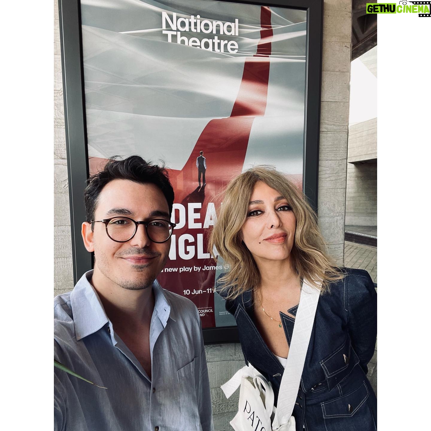 Zerrin Tekindor Instagram - Bugün @nationaltheatre’da #JamesGraham’ın yazdığı, #RupertGoold’un yönettiği #DearEngland oyununu seyrettik. Rejisi, dekor tasarımı (@esdevlin), oyunculuğu kusursuzdu bana göre. Bütün kast şahaneydi ama İngiltere milli futbol takımının antrenörü #GarethSouthgate’i oynayan #JosephFiennes ve #HarryKane’i oynayan #WillClose muhteşemdi. Çok farklı bir oyundu, uzun zamandır bu kadar değişik bir prodüksiyon seyretmemiştim. Bir penaltı sahnesi vardı, bütün seyirciler olarak heyecandan öldük. Tiyatro ne şahane bir şey. #nationaltheatre