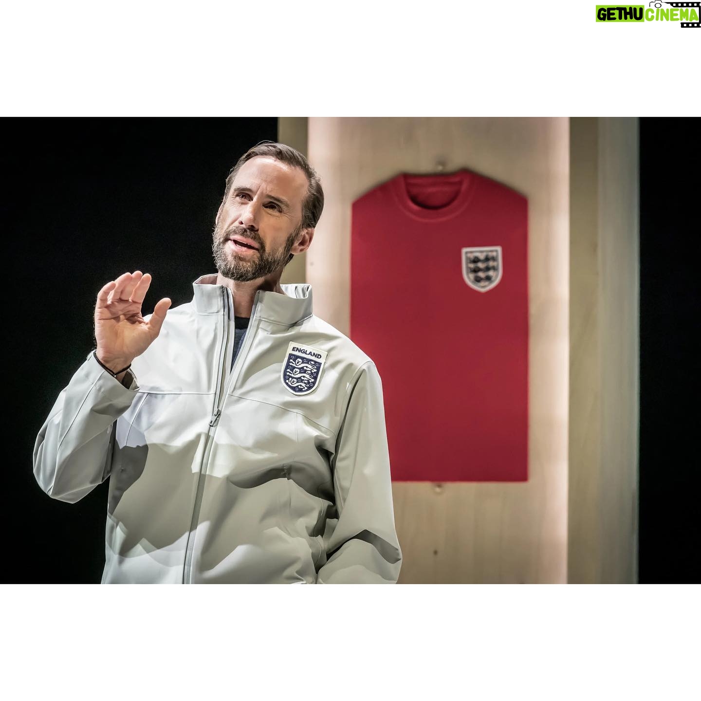 Zerrin Tekindor Instagram - Bugün @nationaltheatre’da #JamesGraham’ın yazdığı, #RupertGoold’un yönettiği #DearEngland oyununu seyrettik. Rejisi, dekor tasarımı (@esdevlin), oyunculuğu kusursuzdu bana göre. Bütün kast şahaneydi ama İngiltere milli futbol takımının antrenörü #GarethSouthgate’i oynayan #JosephFiennes ve #HarryKane’i oynayan #WillClose muhteşemdi. Çok farklı bir oyundu, uzun zamandır bu kadar değişik bir prodüksiyon seyretmemiştim. Bir penaltı sahnesi vardı, bütün seyirciler olarak heyecandan öldük. Tiyatro ne şahane bir şey. #nationaltheatre