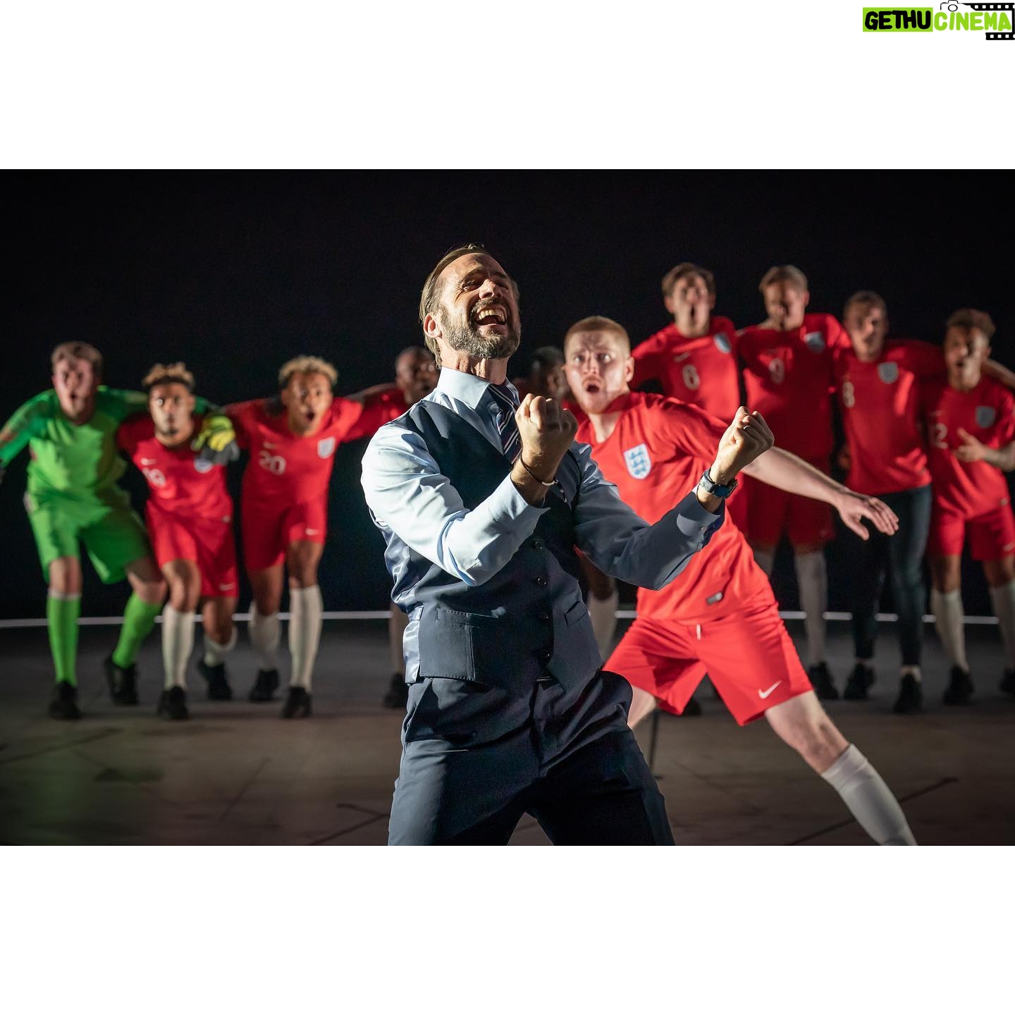 Zerrin Tekindor Instagram - Bugün @nationaltheatre’da #JamesGraham’ın yazdığı, #RupertGoold’un yönettiği #DearEngland oyununu seyrettik. Rejisi, dekor tasarımı (@esdevlin), oyunculuğu kusursuzdu bana göre. Bütün kast şahaneydi ama İngiltere milli futbol takımının antrenörü #GarethSouthgate’i oynayan #JosephFiennes ve #HarryKane’i oynayan #WillClose muhteşemdi. Çok farklı bir oyundu, uzun zamandır bu kadar değişik bir prodüksiyon seyretmemiştim. Bir penaltı sahnesi vardı, bütün seyirciler olarak heyecandan öldük. Tiyatro ne şahane bir şey. #nationaltheatre