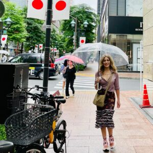 Zerrin Tekindor Instagram - Gördüğüm en kalabalık, en karışık, en rahat, en huzurlu, en güler yüzlü, en iyi kalpli şehir… #tokyo 🇯🇵