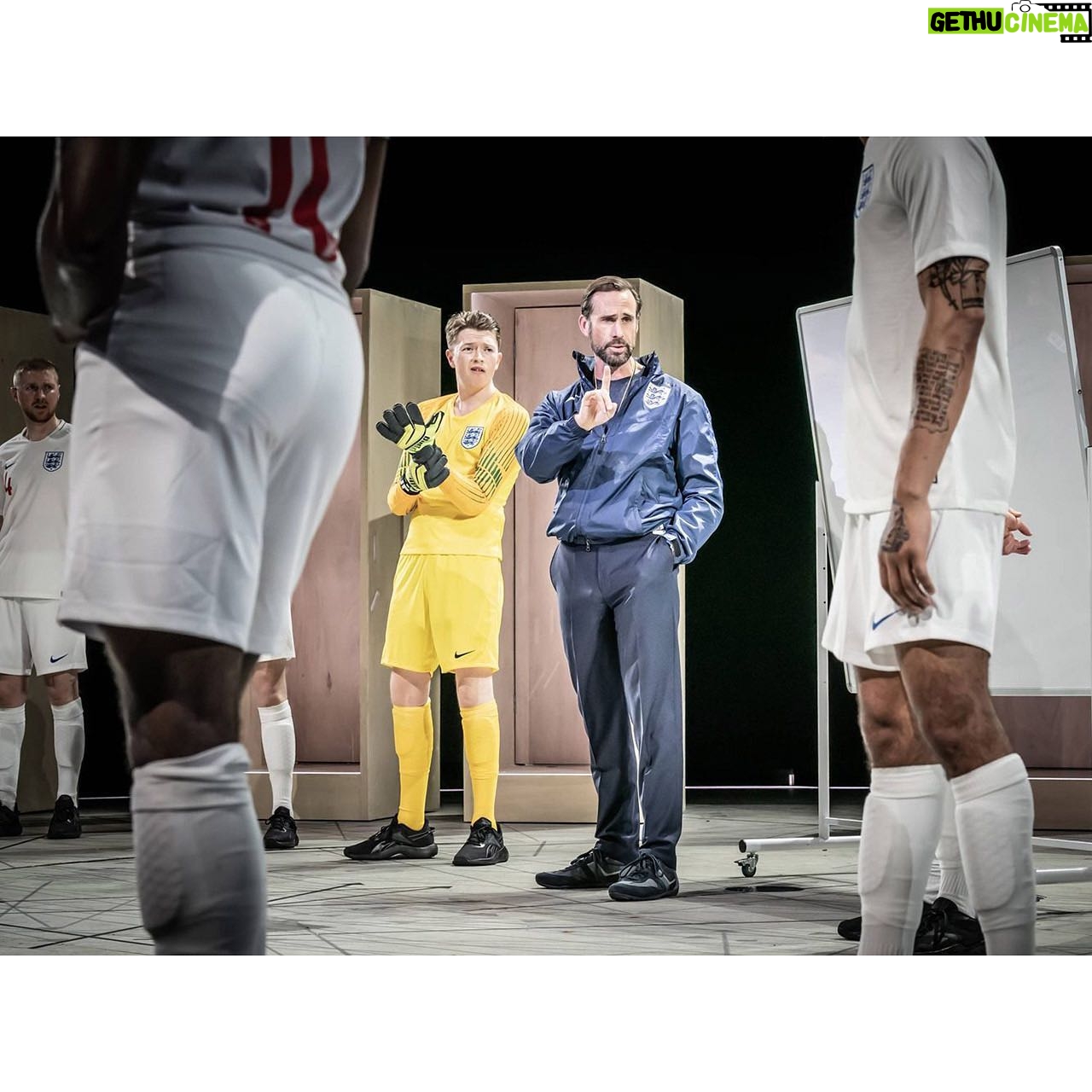 Zerrin Tekindor Instagram - Bugün @nationaltheatre’da #JamesGraham’ın yazdığı, #RupertGoold’un yönettiği #DearEngland oyununu seyrettik. Rejisi, dekor tasarımı (@esdevlin), oyunculuğu kusursuzdu bana göre. Bütün kast şahaneydi ama İngiltere milli futbol takımının antrenörü #GarethSouthgate’i oynayan #JosephFiennes ve #HarryKane’i oynayan #WillClose muhteşemdi. Çok farklı bir oyundu, uzun zamandır bu kadar değişik bir prodüksiyon seyretmemiştim. Bir penaltı sahnesi vardı, bütün seyirciler olarak heyecandan öldük. Tiyatro ne şahane bir şey. #nationaltheatre