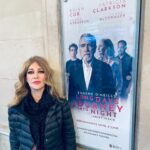 Zerrin Tekindor Instagram - Dün akşam Wyndham’s Theatre’da Eugene O’Neill klasiği #LongDaysJourneyIntoNight’ı (Günden Geceye) seyrettim. #JeremyHerrin yönetmiş. Oyunun en etkileyici yanı #PatriciaClarkson’ın şahane oyunculuğuydu. Morfin bağımlısı bir annenin dağınık, ortaya saçılıp toplanan duygularını, geçişlerini görmek çok etkileyiciydi. Çok zeki bir kadın gözümüzün önünde kayboldu adeta… Ve diğer oyuncuları olağanüstü dinliyordu kendi replikleri olmadığı zamanlarda da… Gözümü alamadım, birçok yerde onun diğer oyuncuları dinlemesini seyrettim. #BrianCox’un #Succession’daki karizması ve performansını düşünürsek bu oyunda beklediğimi bulamadığımı söyleyebilirim. Oyun ara dahil 3 saat 20 dakika sürdü. Bence çok uzundu. @journeyonstage