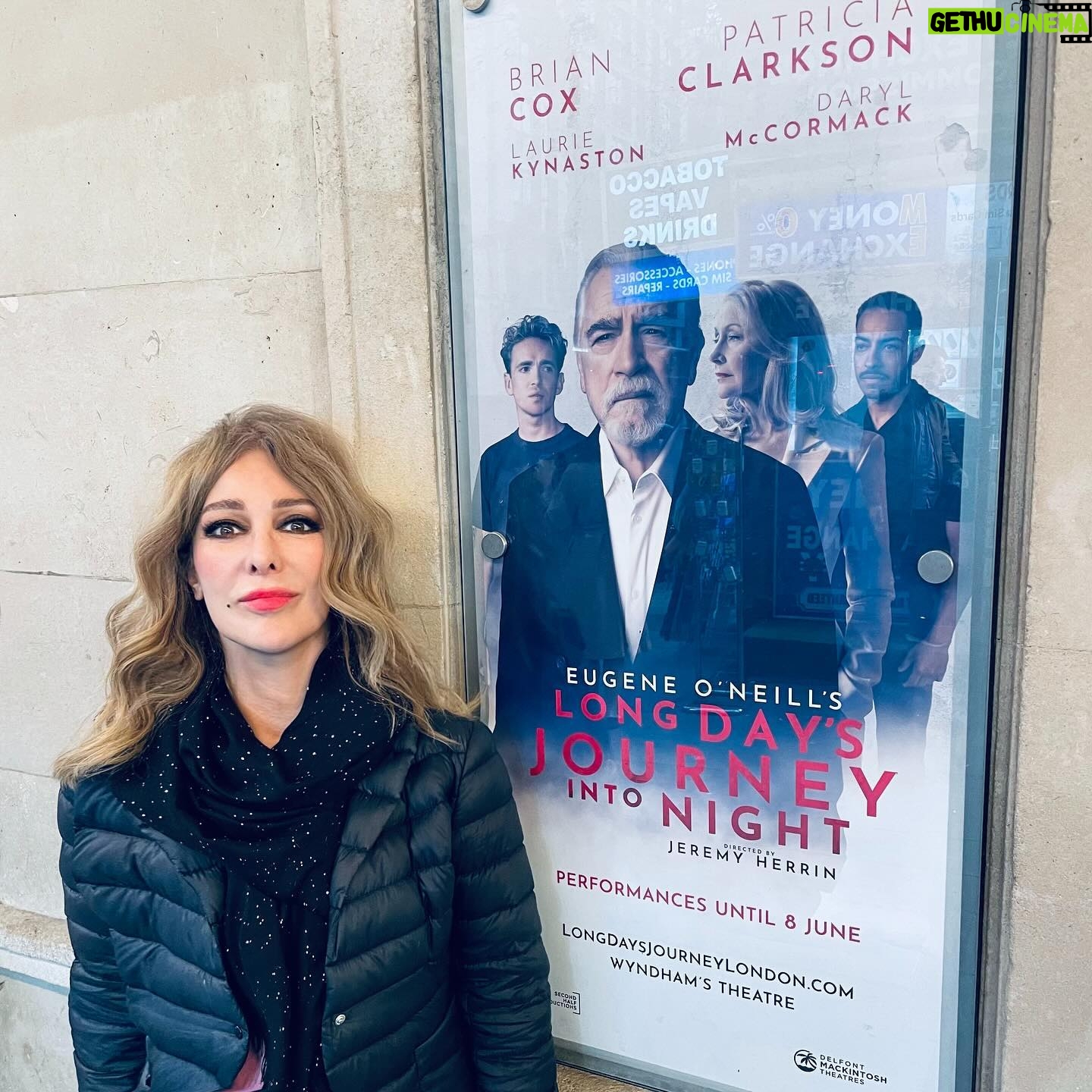 Zerrin Tekindor Instagram - Dün akşam Wyndham’s Theatre’da Eugene O’Neill klasiği #LongDaysJourneyIntoNight’ı (Günden Geceye) seyrettim. #JeremyHerrin yönetmiş. Oyunun en etkileyici yanı #PatriciaClarkson’ın şahane oyunculuğuydu. Morfin bağımlısı bir annenin dağınık, ortaya saçılıp toplanan duygularını, geçişlerini görmek çok etkileyiciydi. Çok zeki bir kadın gözümüzün önünde kayboldu adeta… Ve diğer oyuncuları olağanüstü dinliyordu kendi replikleri olmadığı zamanlarda da… Gözümü alamadım, birçok yerde onun diğer oyuncuları dinlemesini seyrettim. #BrianCox’un #Succession’daki karizması ve performansını düşünürsek bu oyunda beklediğimi bulamadığımı söyleyebilirim. Oyun ara dahil 3 saat 20 dakika sürdü. Bence çok uzundu. @journeyonstage